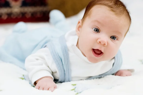 Малюк у блакитних малюків — стокове фото