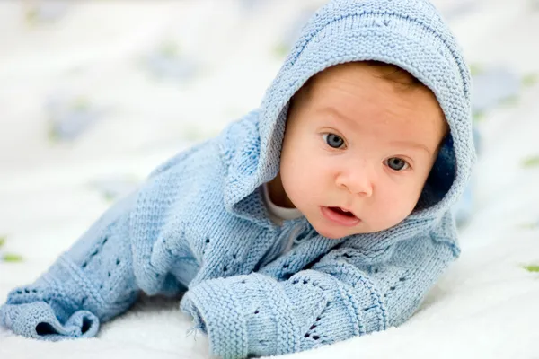 一个婴儿在蓝色外套 portret — 图库照片