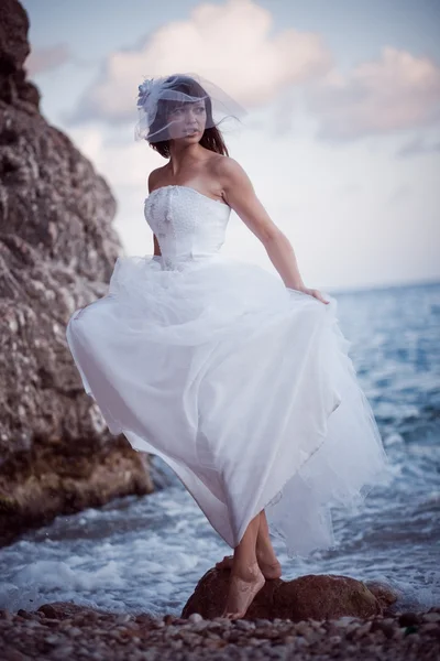 Nevěsta na pobřeží moře — Stock fotografie