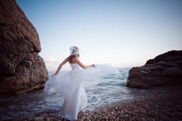 Braut am Strand — Stockfoto