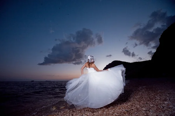 Nevěsta na pláži při západu slunce — Stock fotografie