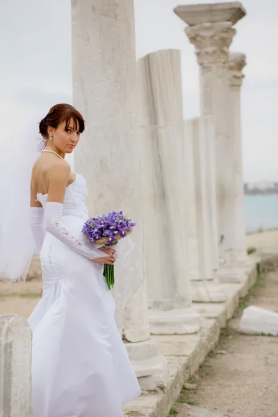 Bride among ancient columns — Stock Photo, Image