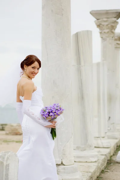 Bride among ancient columns — Stockfoto