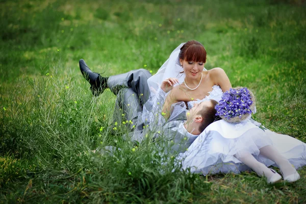 Glückliches Hochzeitspaar — Stockfoto