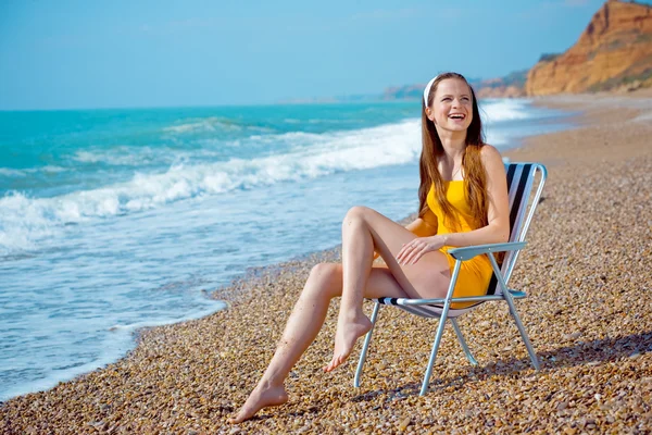 Улыбающаяся женщина на пляже — стоковое фото