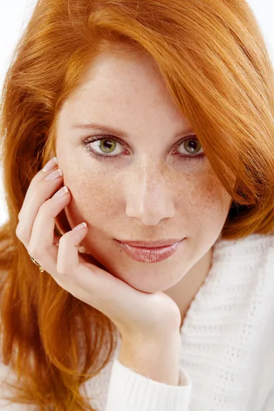 Hermosa mujer con el pelo rojo —  Fotos de Stock
