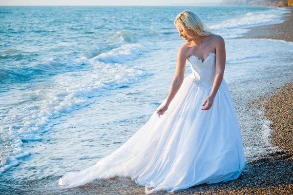 Невеста на морском побережье — стоковое фото