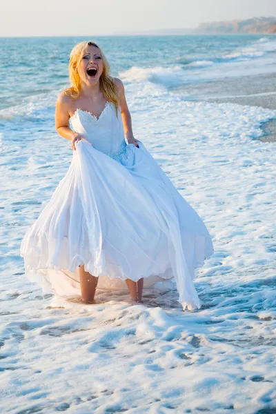 Schreiende Braut im Meeresrauschen — Stockfoto