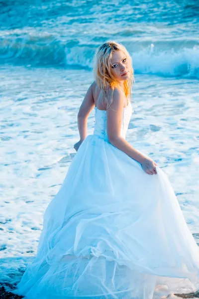 Невеста в морской воде — стоковое фото