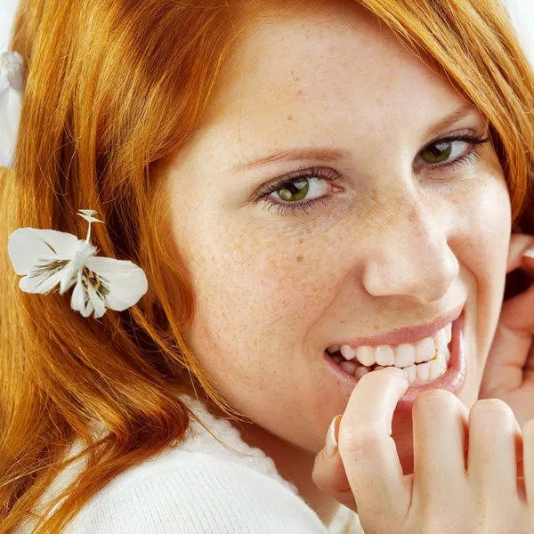 Χαμογελώντας όμορφο κορίτσι με τα κόκκινα μαλλιά — Φωτογραφία Αρχείου