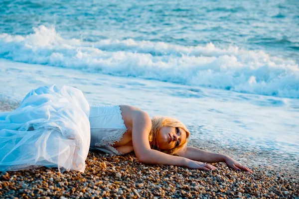 Lixo o vestido de noiva — Fotografia de Stock