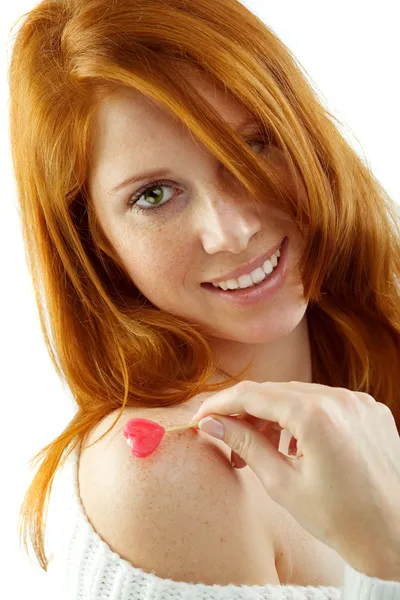 Dívka s červenými vlasy drží srdce — Stock fotografie
