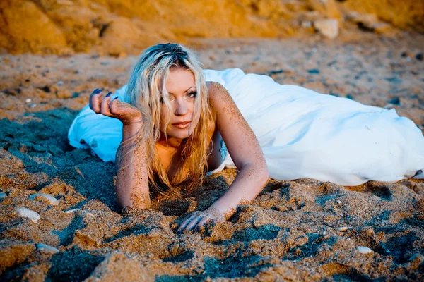 日没時の砂の上の花嫁 — ストック写真