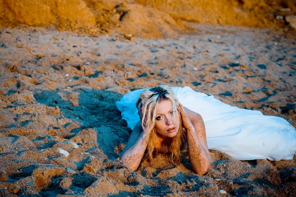 在海滩上的沙子上的新娘 — 图库照片