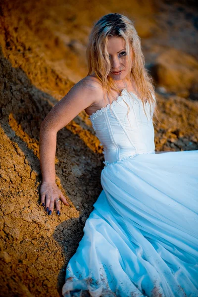 Bride posing on rock — Stock Photo, Image