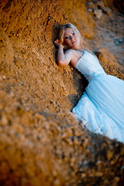 Noiva deitada na rocha — Fotografia de Stock