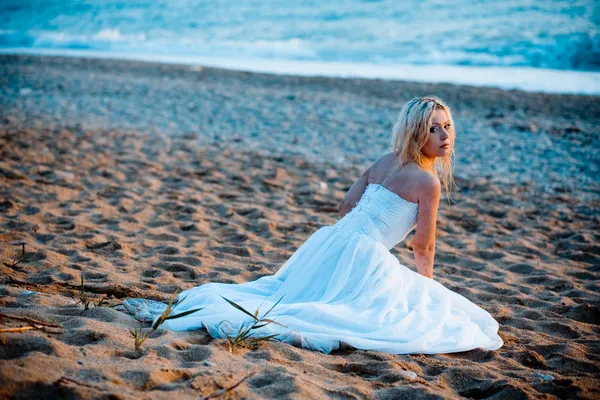 Sposa in spiaggia — Foto Stock