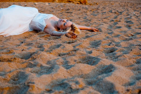 Noiva deitada na areia — Fotografia de Stock