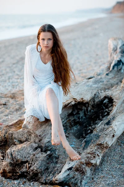 Chica en la playa del atardecer —  Fotos de Stock