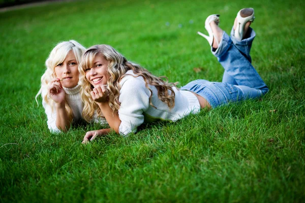 Duas meninas ao ar livre — Fotografia de Stock