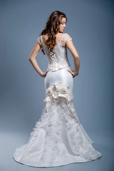 Весільна сукня на моделі моди — стокове фото