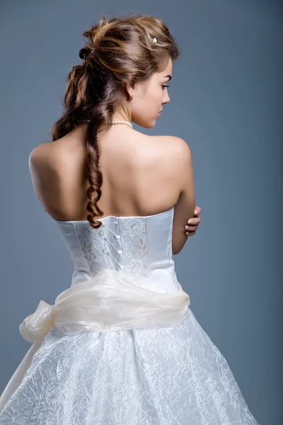 Vestido de novia en modelo de moda — Foto de Stock