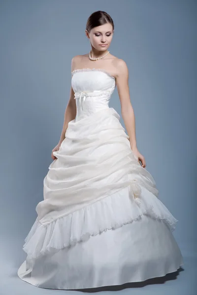 Vestido de noiva no modelo de moda — Fotografia de Stock