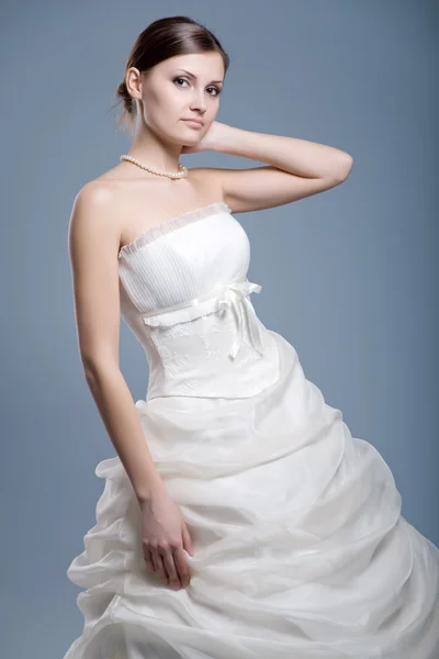 Vestido de noiva no modelo de moda — Fotografia de Stock
