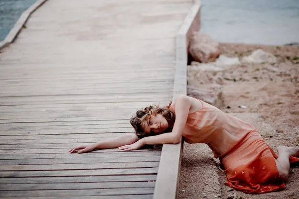 Üzgün kız sahilde — Stok fotoğraf