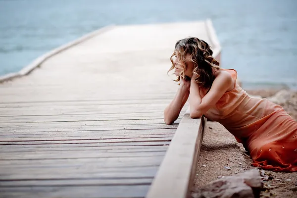 Chica en litera cerca del mar — Foto de Stock