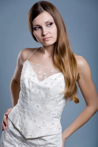 Svatební šaty na módní model — Stock fotografie