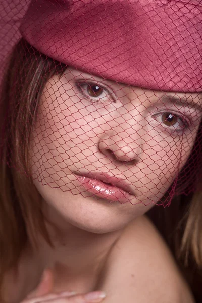 베일과 분홍색 모자에 있는 여자 — 스톡 사진