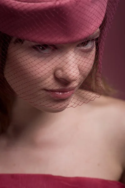 Mujer en sombrero rosa con velo —  Fotos de Stock