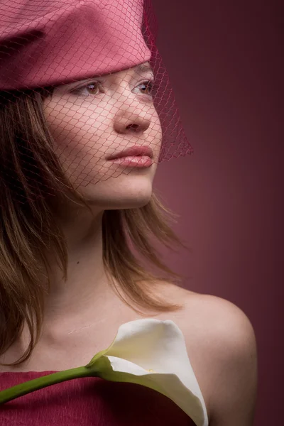 Hermosa mujer con flor en rosa —  Fotos de Stock