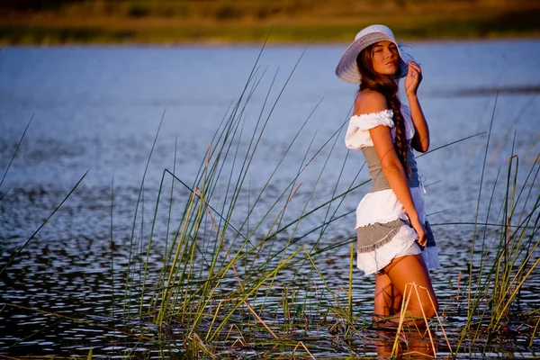 Flicka i sjön — Stockfoto