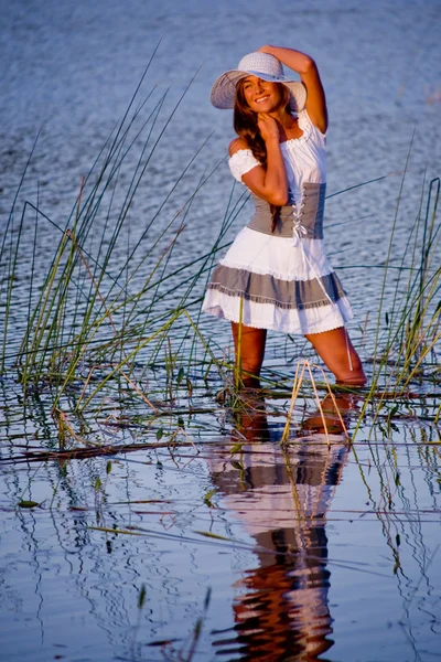 Donna sorridente nel lago — Foto Stock
