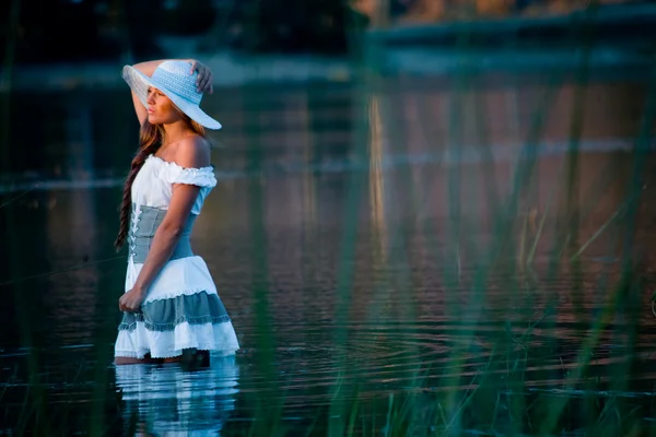 Hermosa chica en el agua del lago —  Fotos de Stock