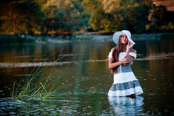 Сексуальная девушка в озере — стоковое фото