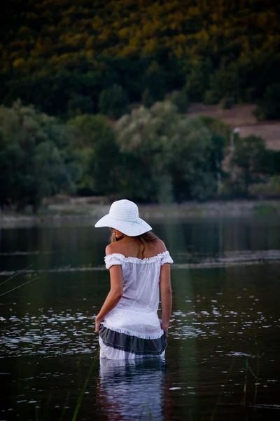 水でポーズをとってすけべな女の子 — ストック写真