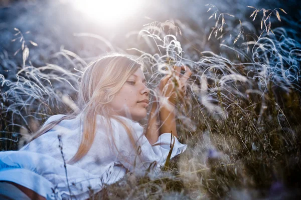 Femme dans l'herbe de plumes — Photo