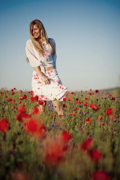 Χαμογελαστό κορίτσι στον τομέα των λουλουδιών — Φωτογραφία Αρχείου