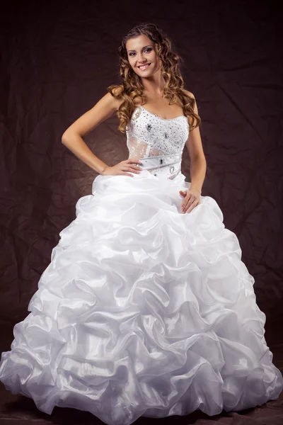 Model na sobě svatební šaty — Stock fotografie
