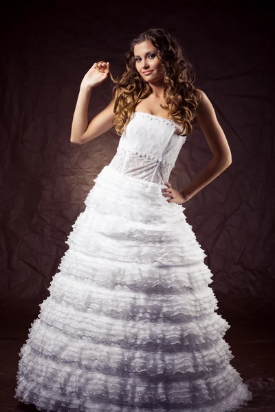 Modelo de moda usando vestido de noiva — Fotografia de Stock