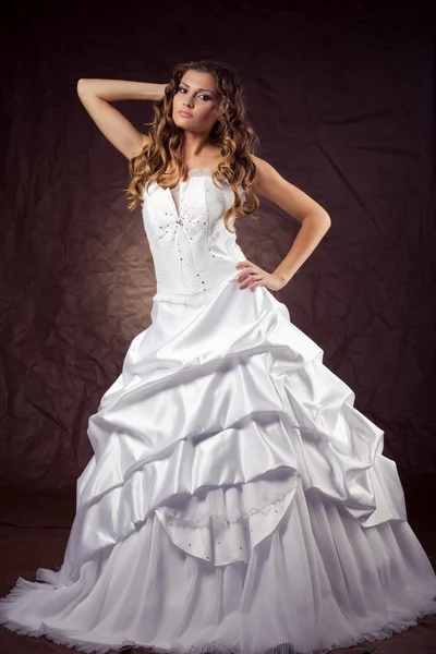 Moda modella indossa abito da sposa — Foto Stock