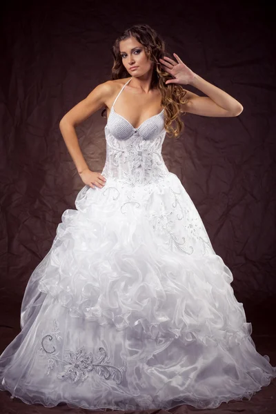 Модна модель в весільній сукні — стокове фото