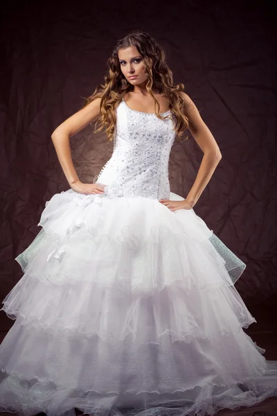 Модна модель в весільній сукні — стокове фото