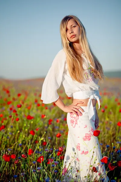 Hermosa modelo posando en el campo de amapola — Foto de Stock