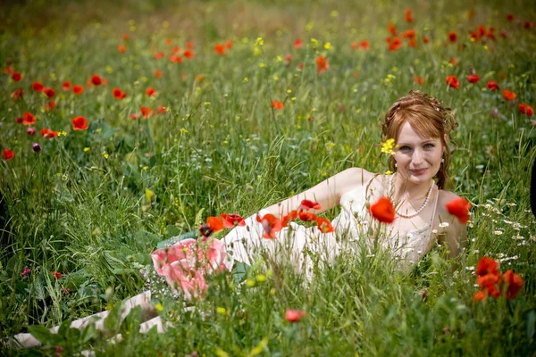 Красивая девушка в траве — стоковое фото