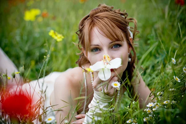 Красивая девушка в траве — стоковое фото