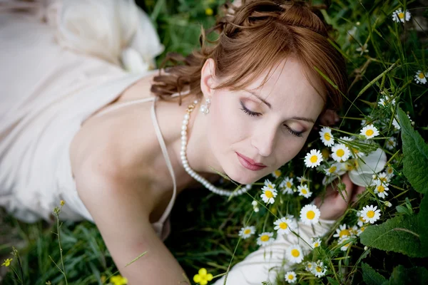 Relaxing in grass — Stock Photo, Image